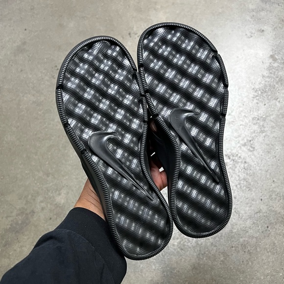 WMNS NIKE ULTRAS COMFORTS
THONGS TRIPLE BLACKS WHITES FOOTBEDS PRINT ZIGS ZAGS - Picture 4 of 7